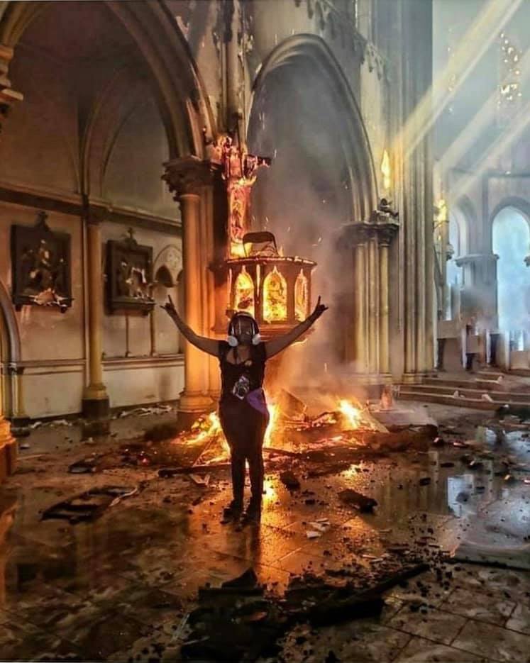 Feminista celebra quema de inmueble religioso Feminista celebra quema de inmueble religioso