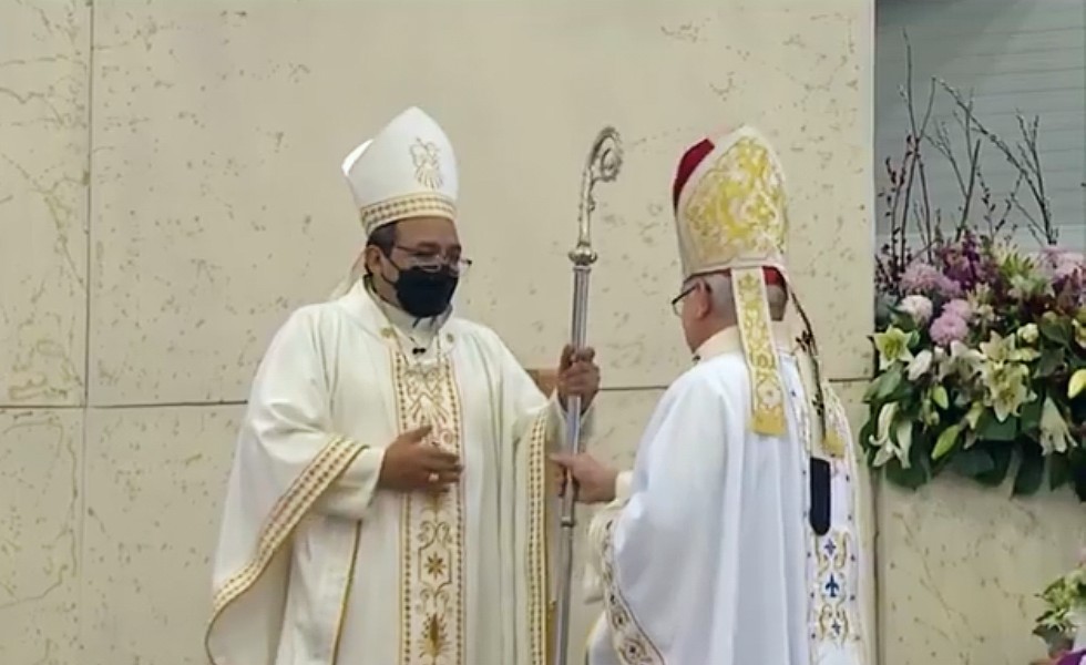 El cardenal Robles entrega báculo y sede al obispo Espinoza El cardenal Robles entrega báculo y sede al obispo Espinoza